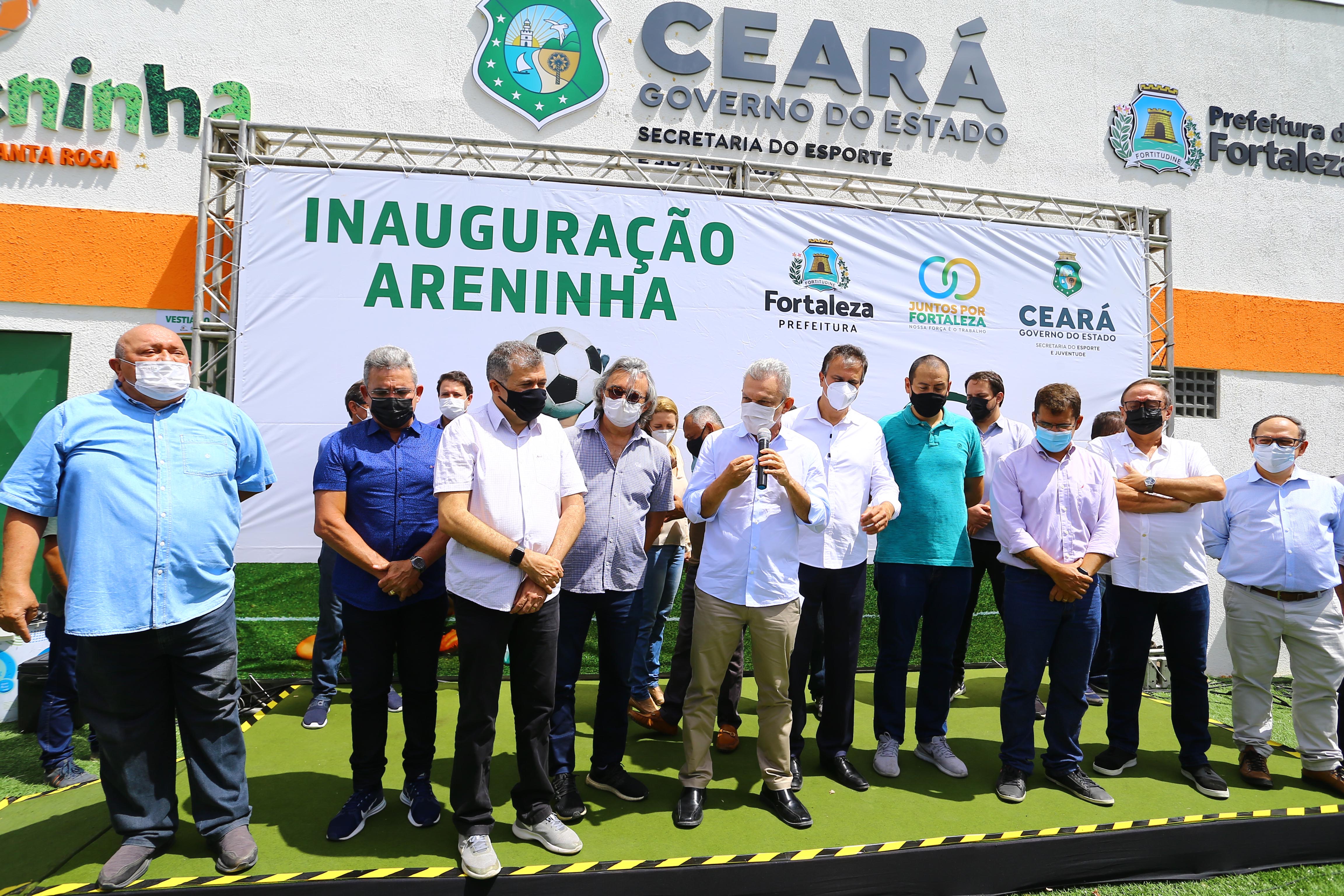 grupo de pessoas num palco